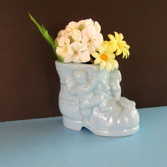 Pale blue vintage ceramic shoe planter "Old Woman Who Lived in a Shoe"- baby boy - Picture 4 of 9
